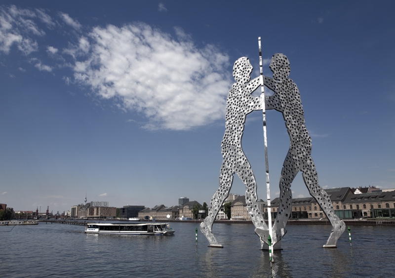 Sculpture-in-Spree-River.Berlin