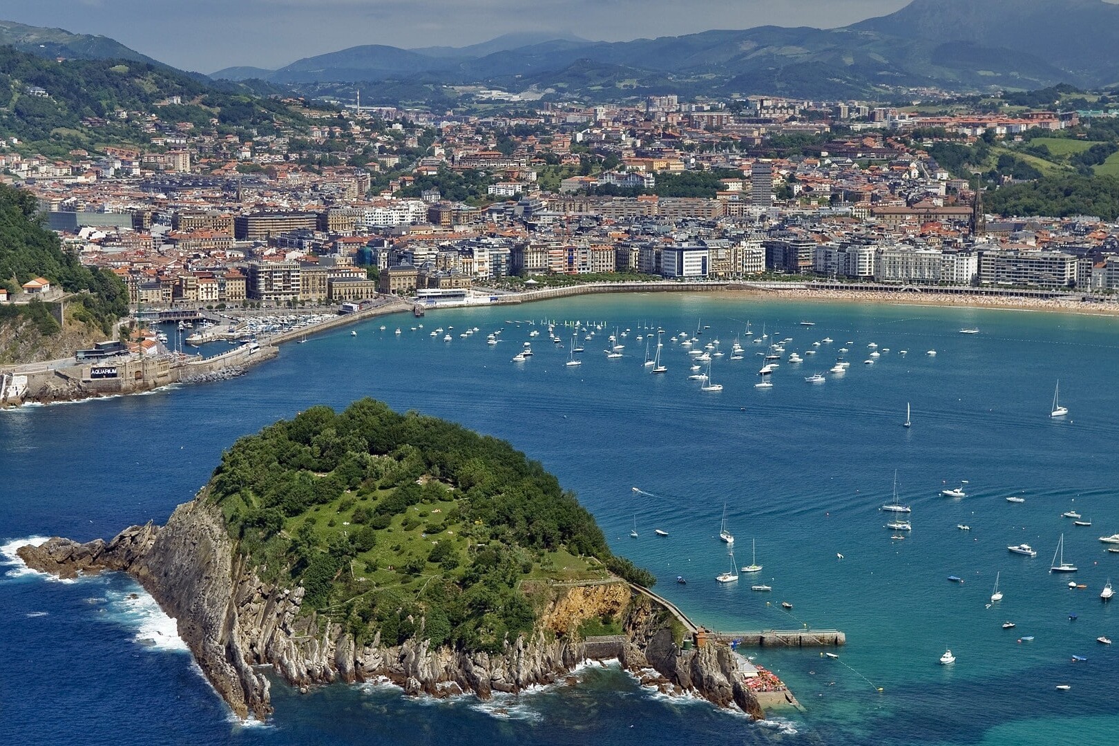 This image captures a panoramic view of the famous La Concha Beach and bay in San Sebastián, in northern Spain.