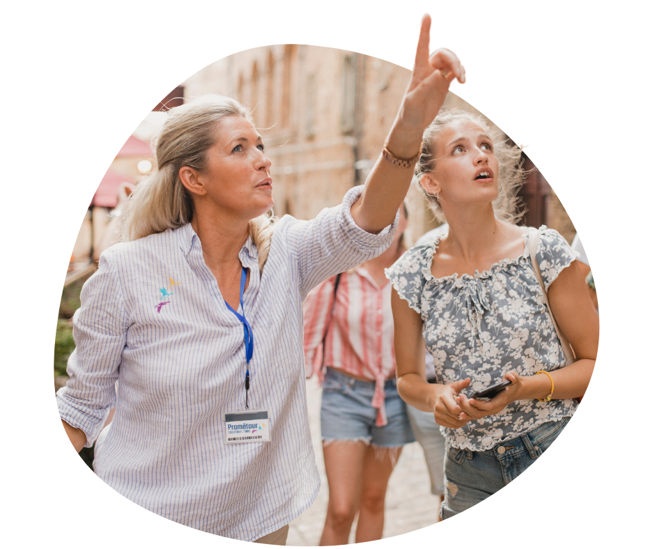 A Prométour guide on a city tour with students