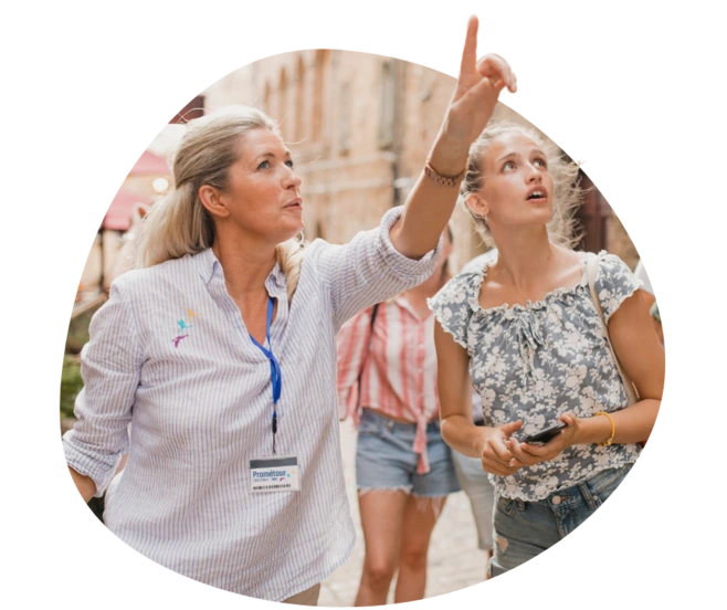 A Prométour guide on a city tour with students