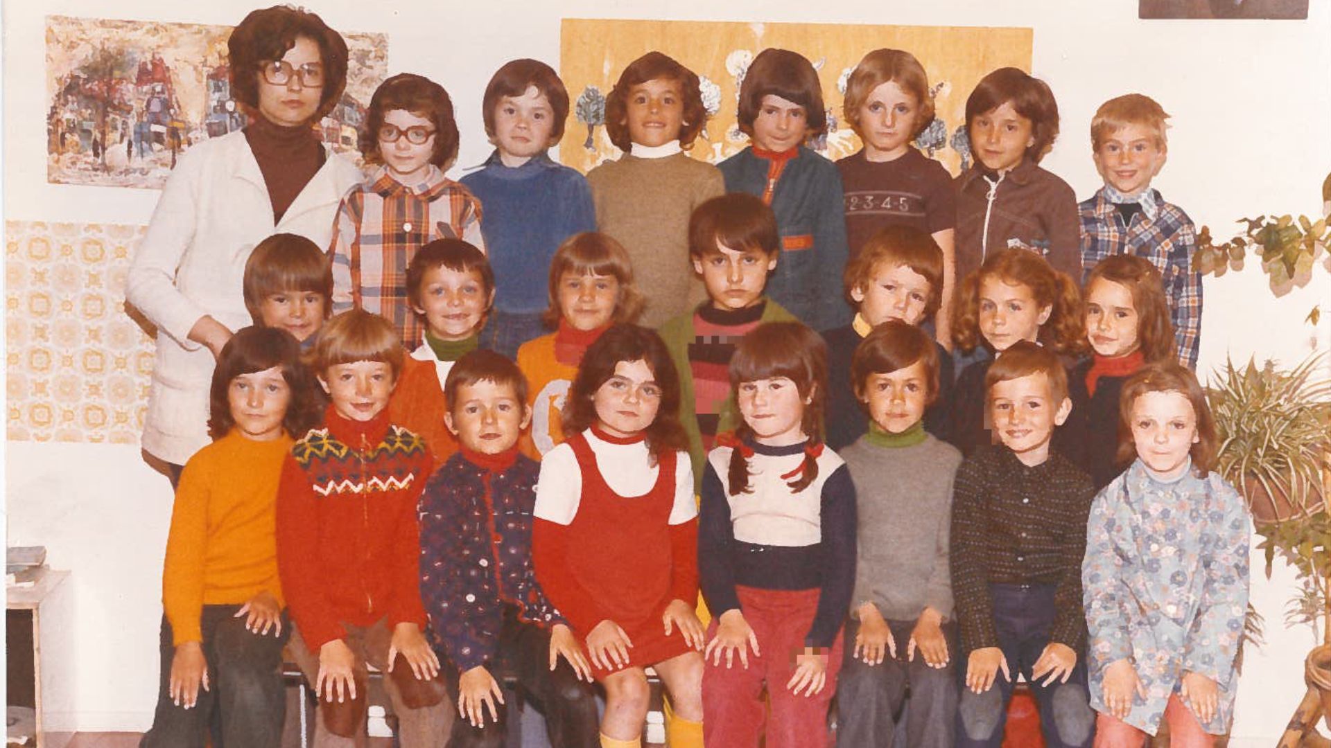 A group photo of three founders of Prométour together as kids in a class photo, 1974 as they entered Cours préparatoire à l'école primaire.